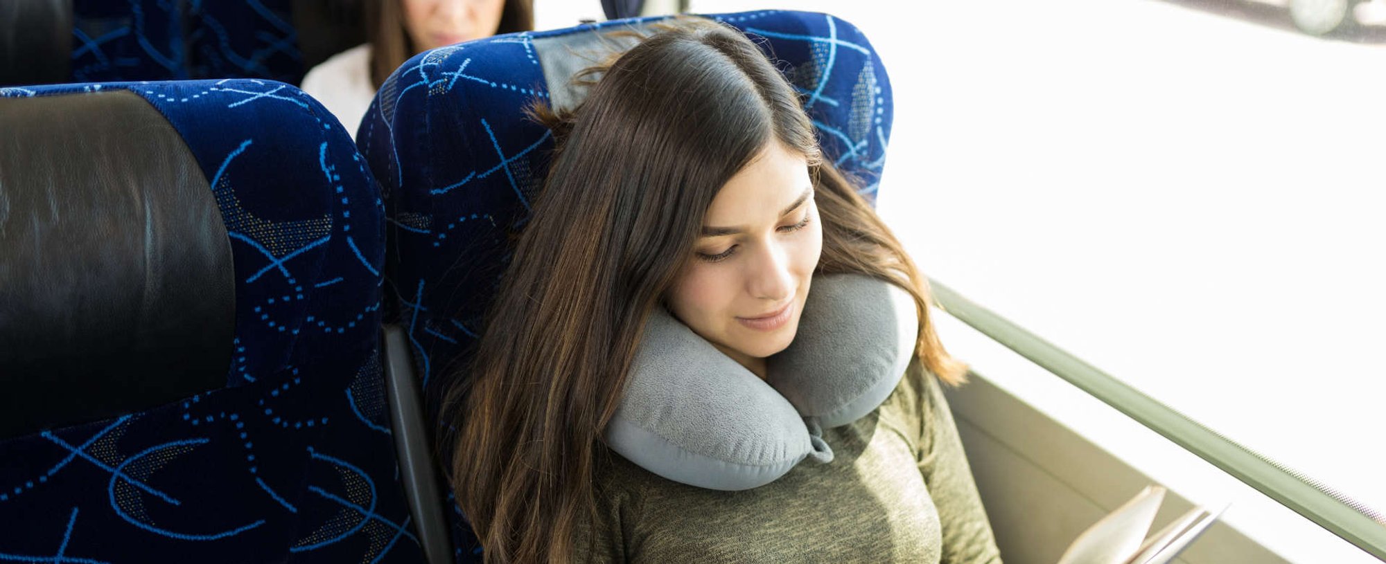 mulher em viagem de ônibus
