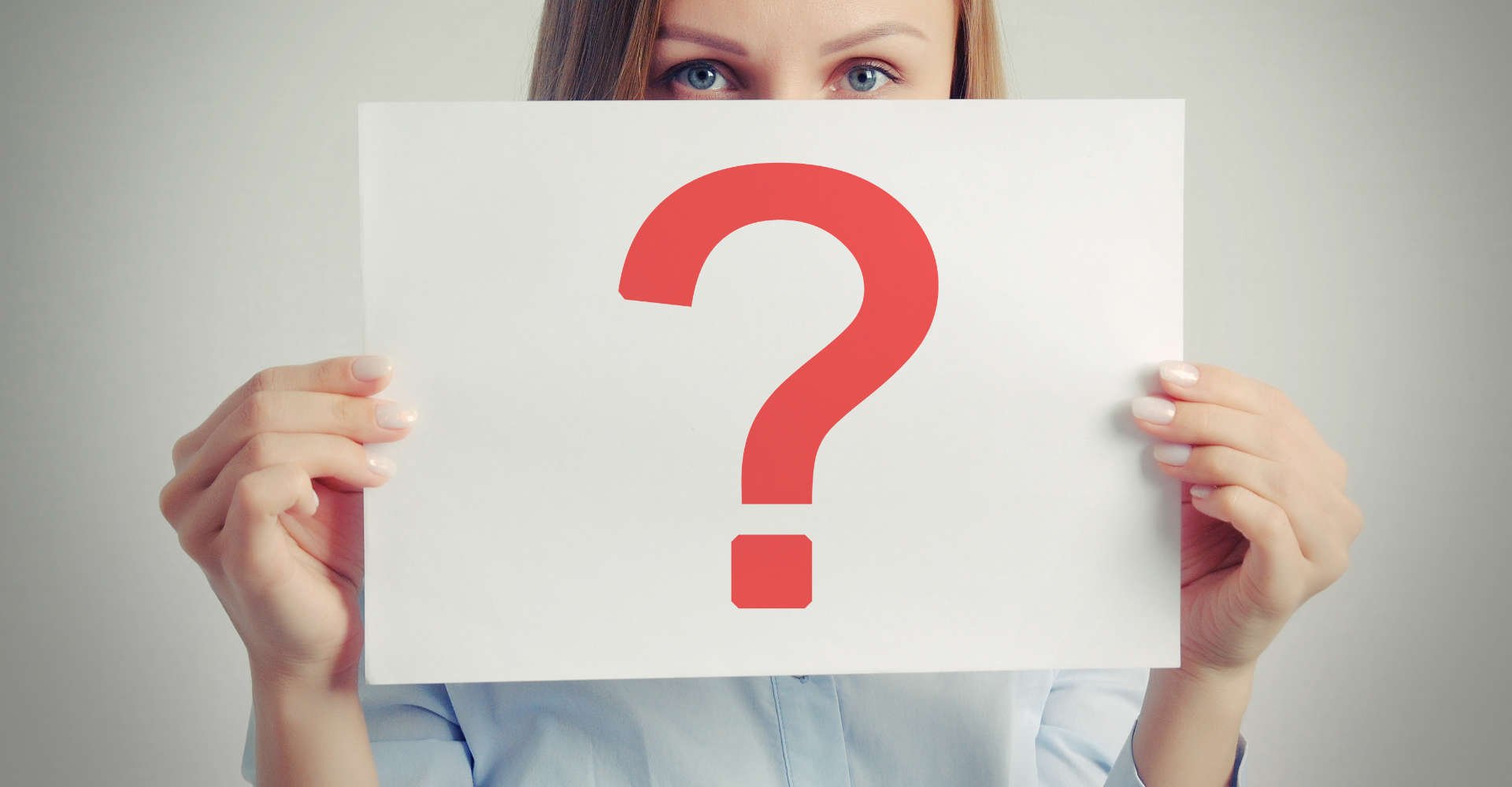 mulher exibe cartaz com um ponto de interrogação