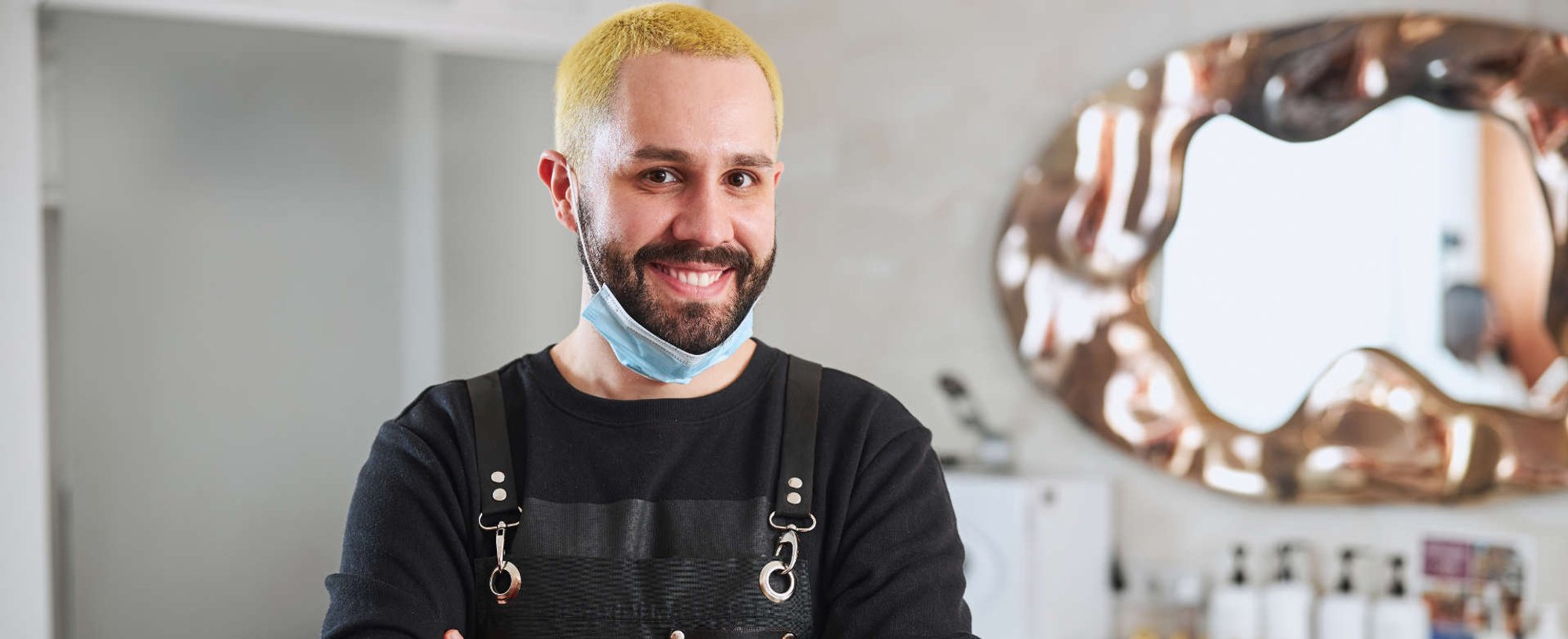 cabeleireiro exibe seu estúdio de cabelo