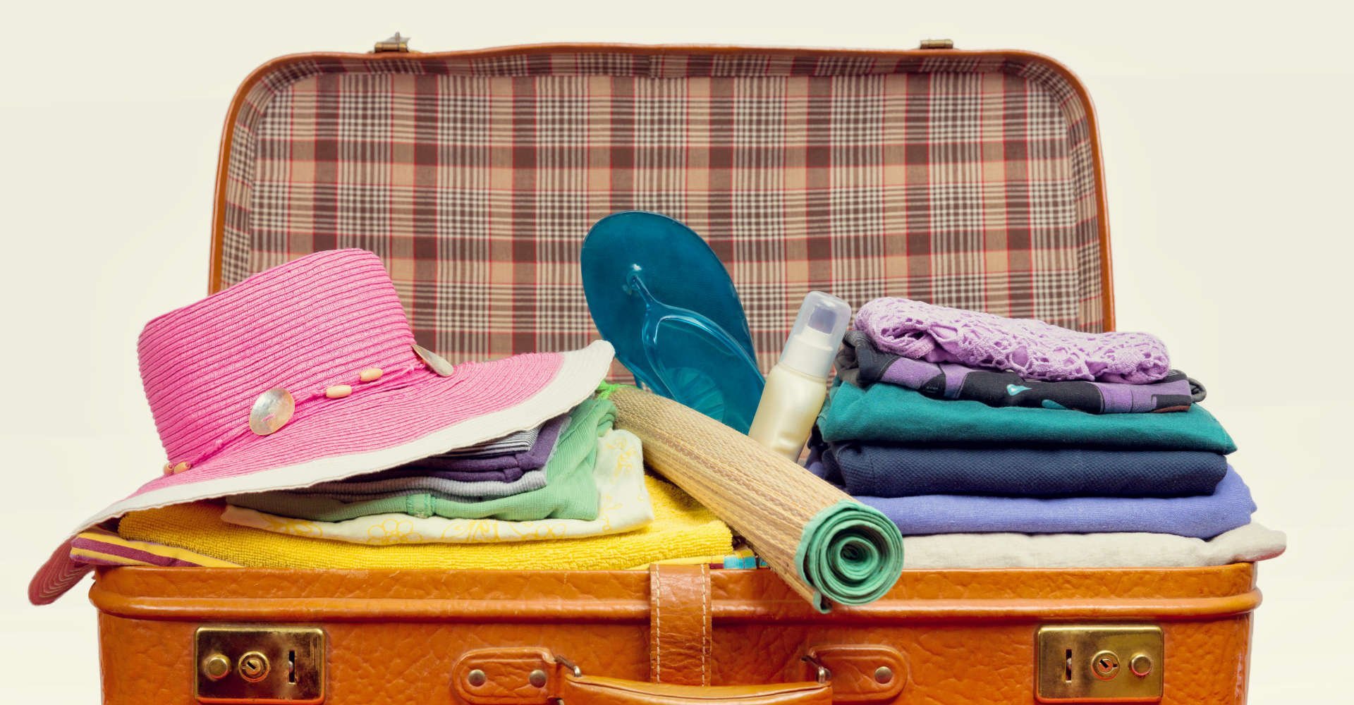 mala aberta com items de praia no seu interior