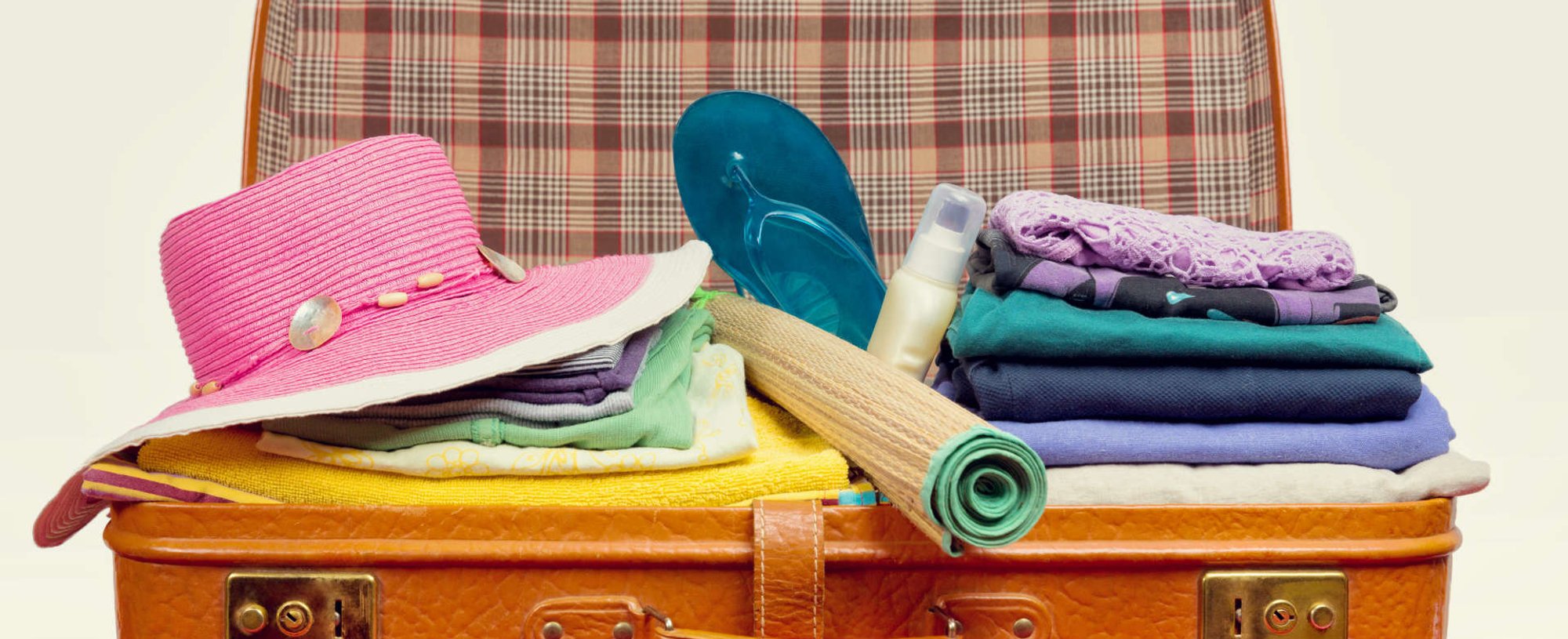 mala aberta com items de praia no seu interior