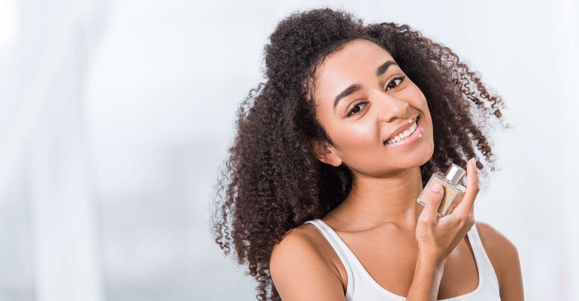 Mulher Usando Perfume