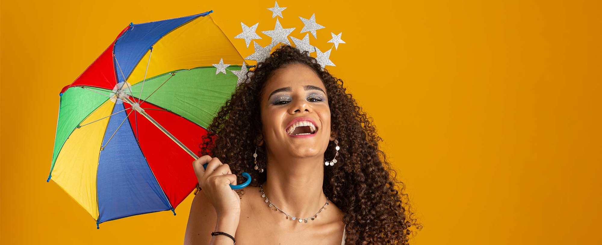 Modelo Morena Cacheada Comemorando Carnaval