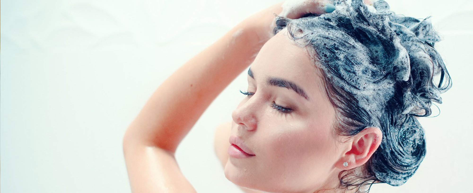 Morena Lavando Cabelo