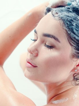 morena-lavando-cabelo