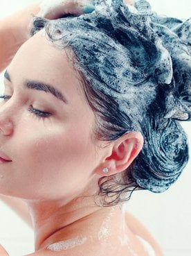 Morena Lavando Cabelo