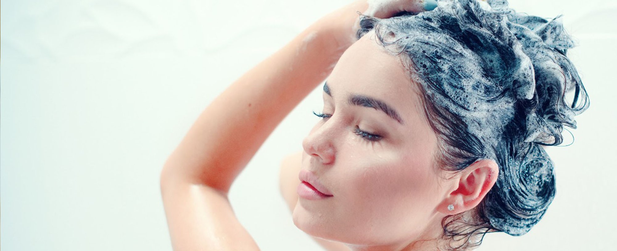 Morena Lavando Cabelo
