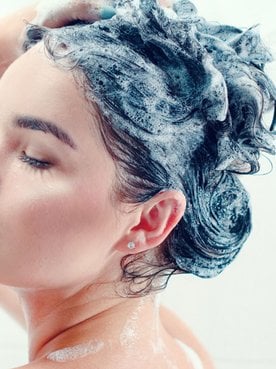 Morena Lavando Cabelo