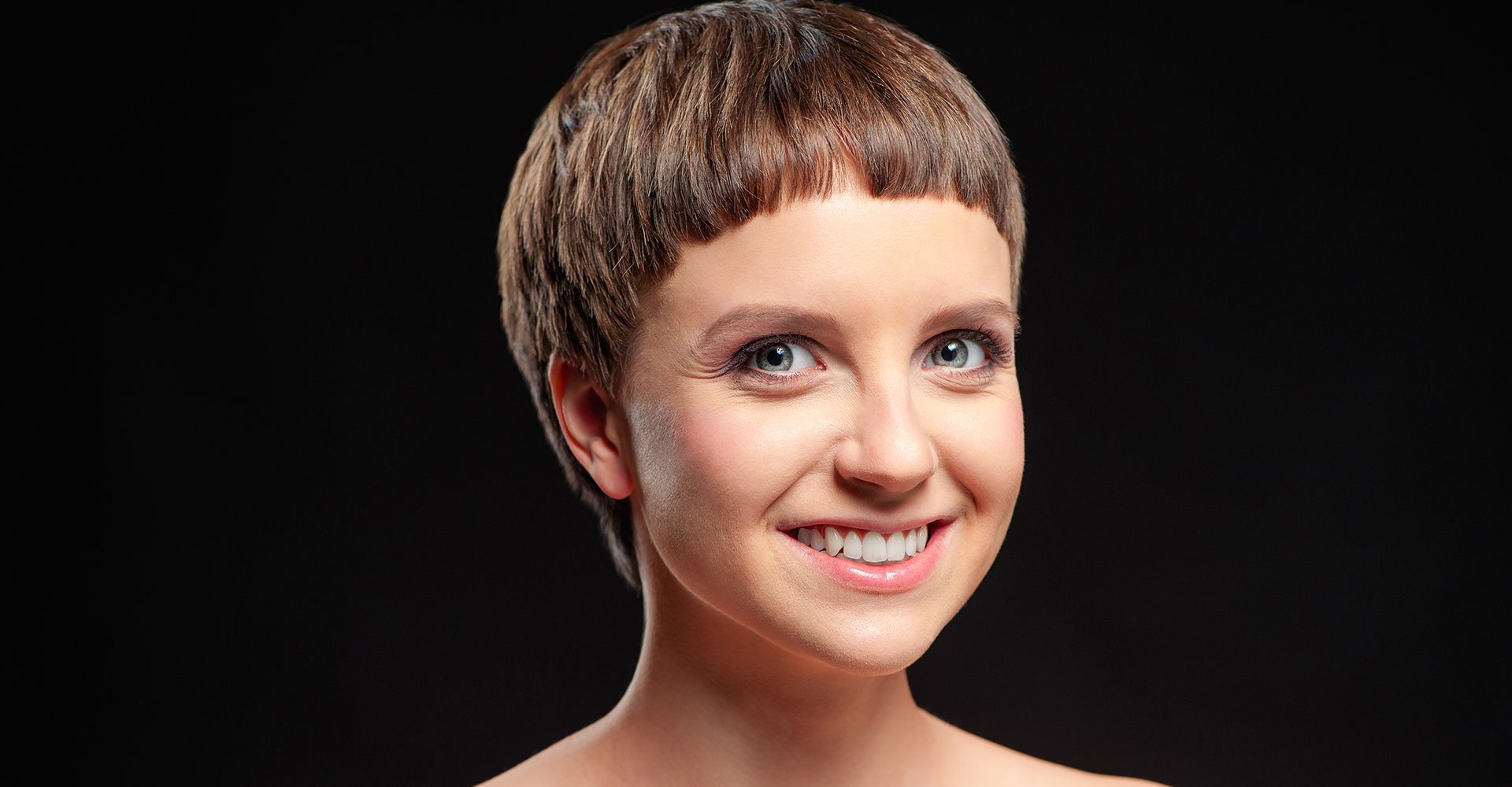 Mulher branca com cabelo curto e loiro