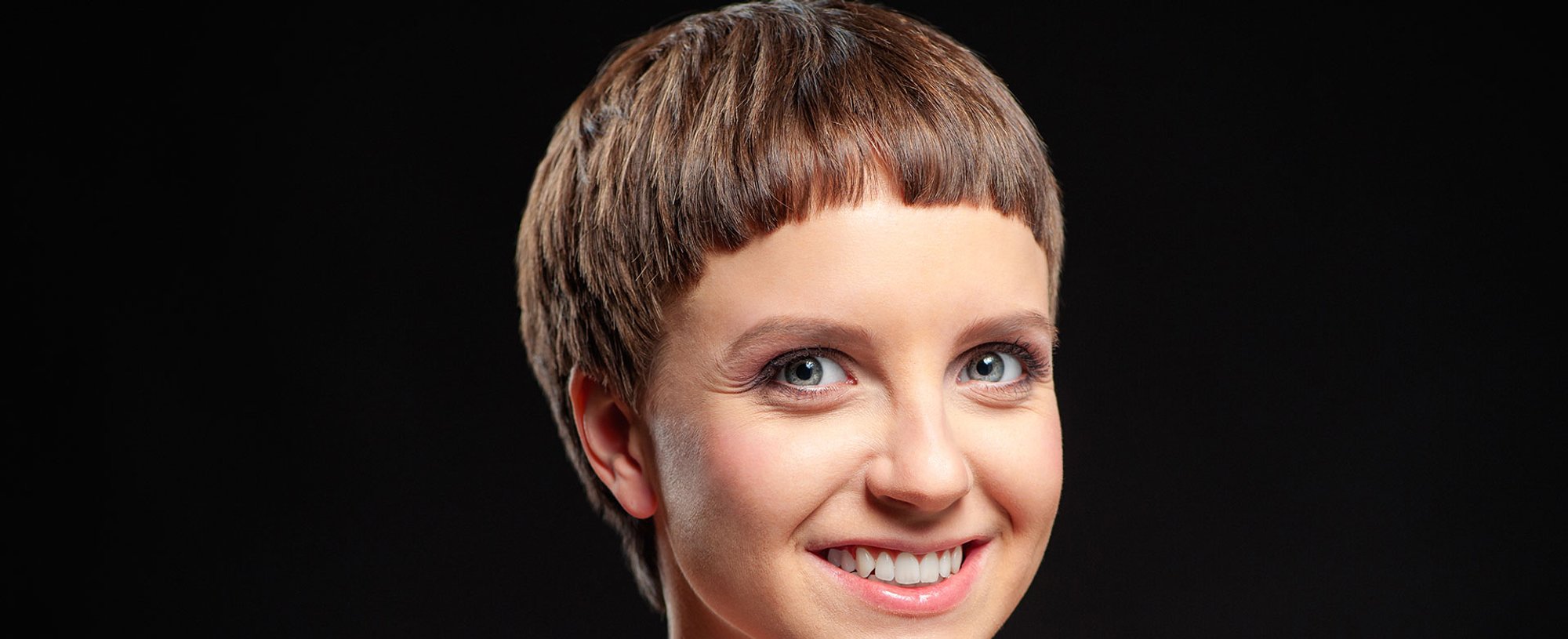 Mulher branca com cabelo curto e loiro