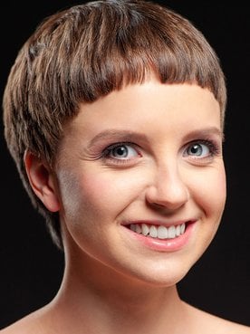 Mulher branca com cabelo curto e loiro