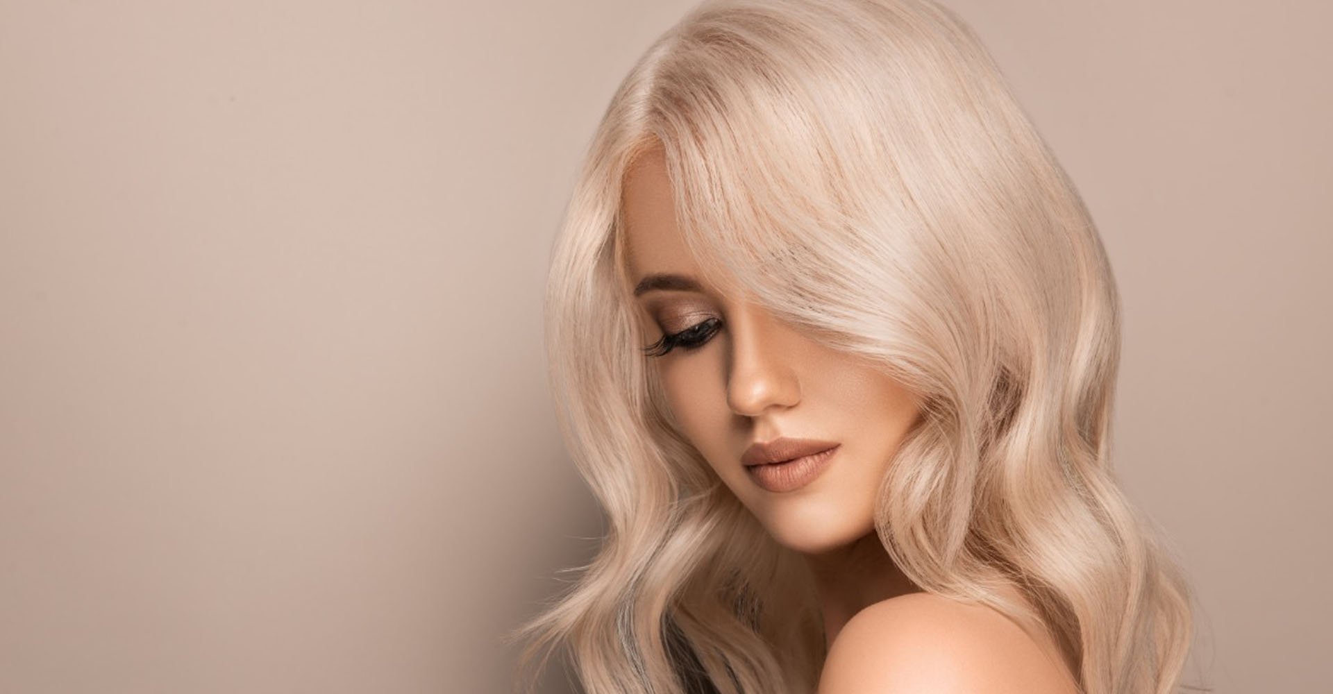 Modelo loira com cabelo levemente ondulado