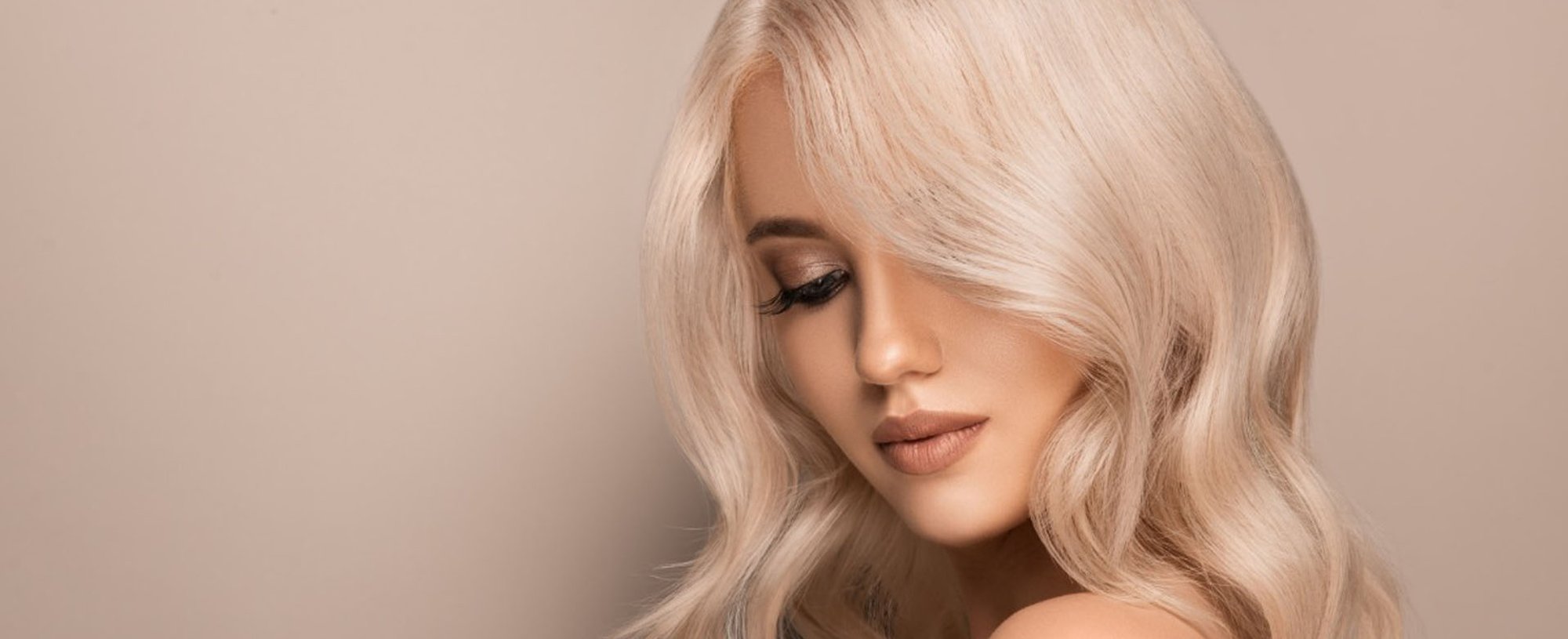 Mulher Loira Cabelo Liso