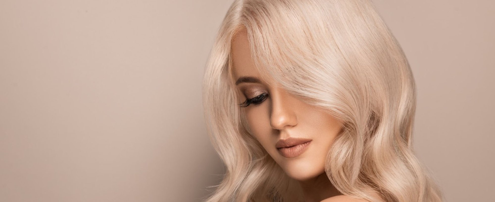 Modelo loira com cabelo levemente ondulado