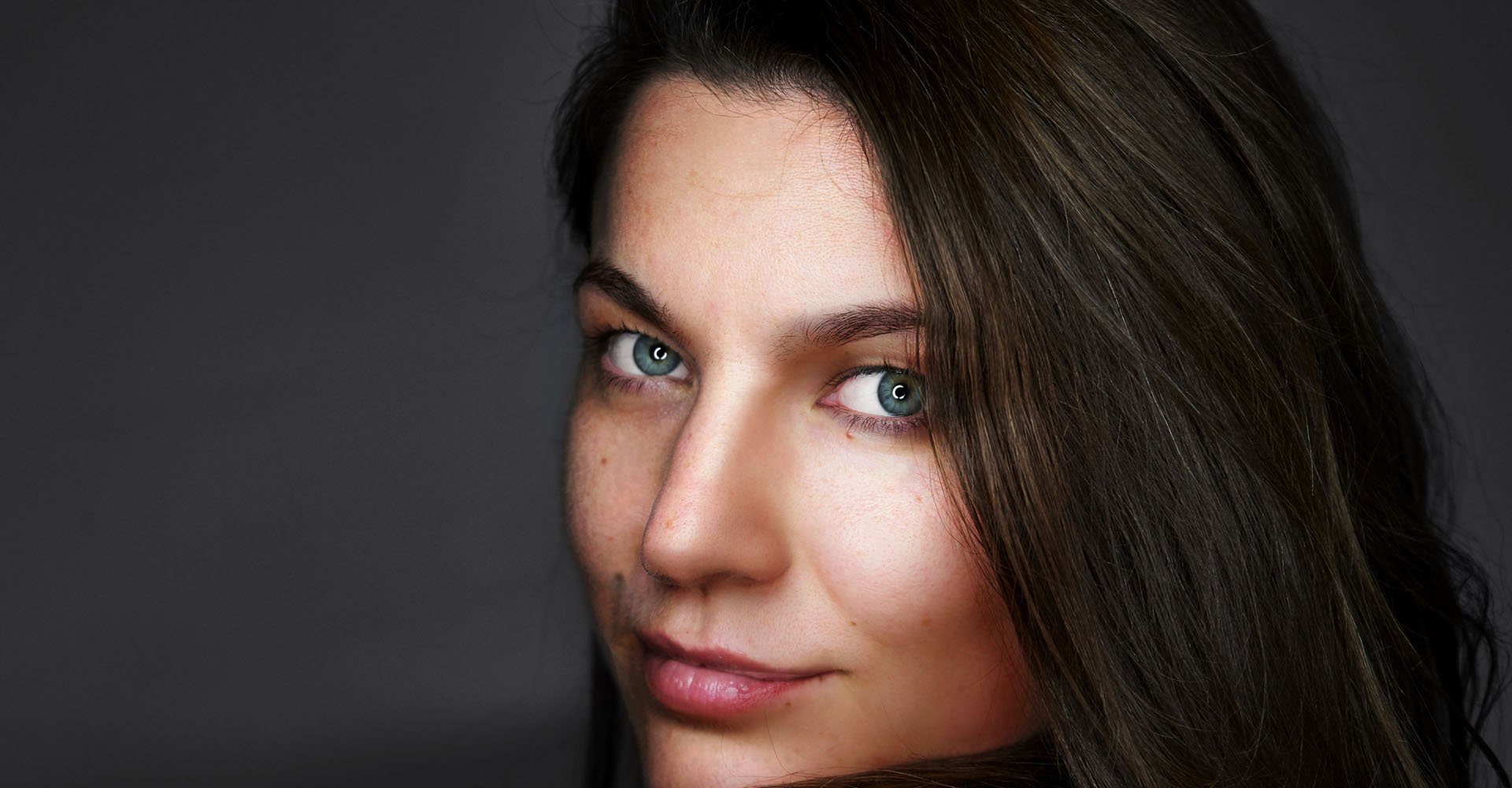 MULHER MORENA PELE BRANCA