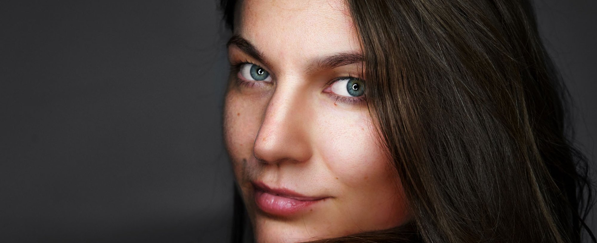 MULHER MORENA PELE BRANCA