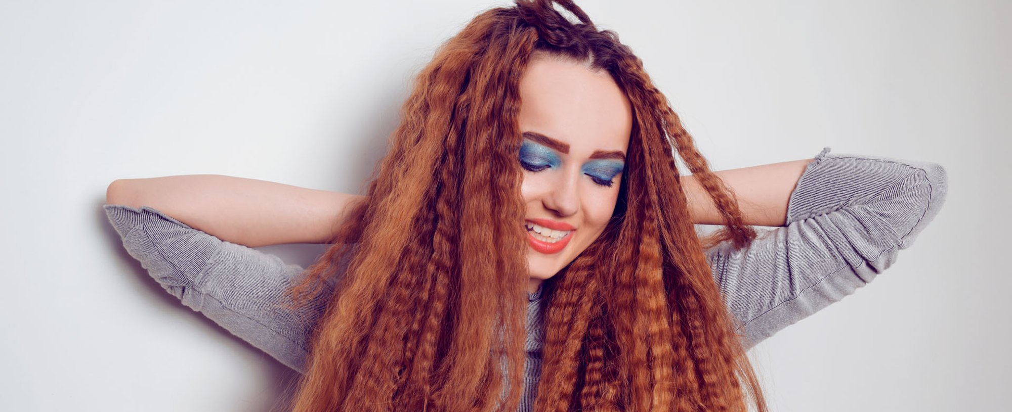 mulher-ruiva-cabelo-frizado