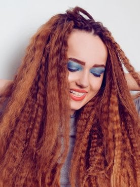 mulher-ruiva-cabelo-frizado