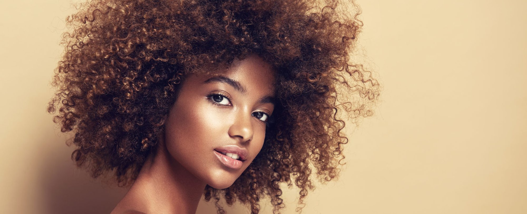 negra-cabelo-crespo-imagem-rosto-hidratado