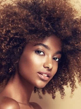 negra-cabelo-crespo-imagem-rosto-hidratado