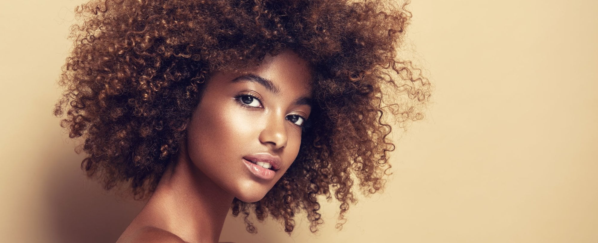 Negra Cabelo Crespo Imagem Rosto Hidratado