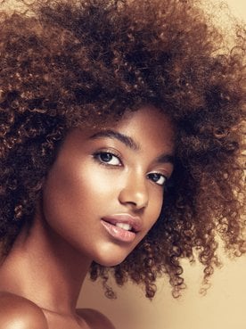 negra-cabelo-crespo-imagem-rosto-hidratado