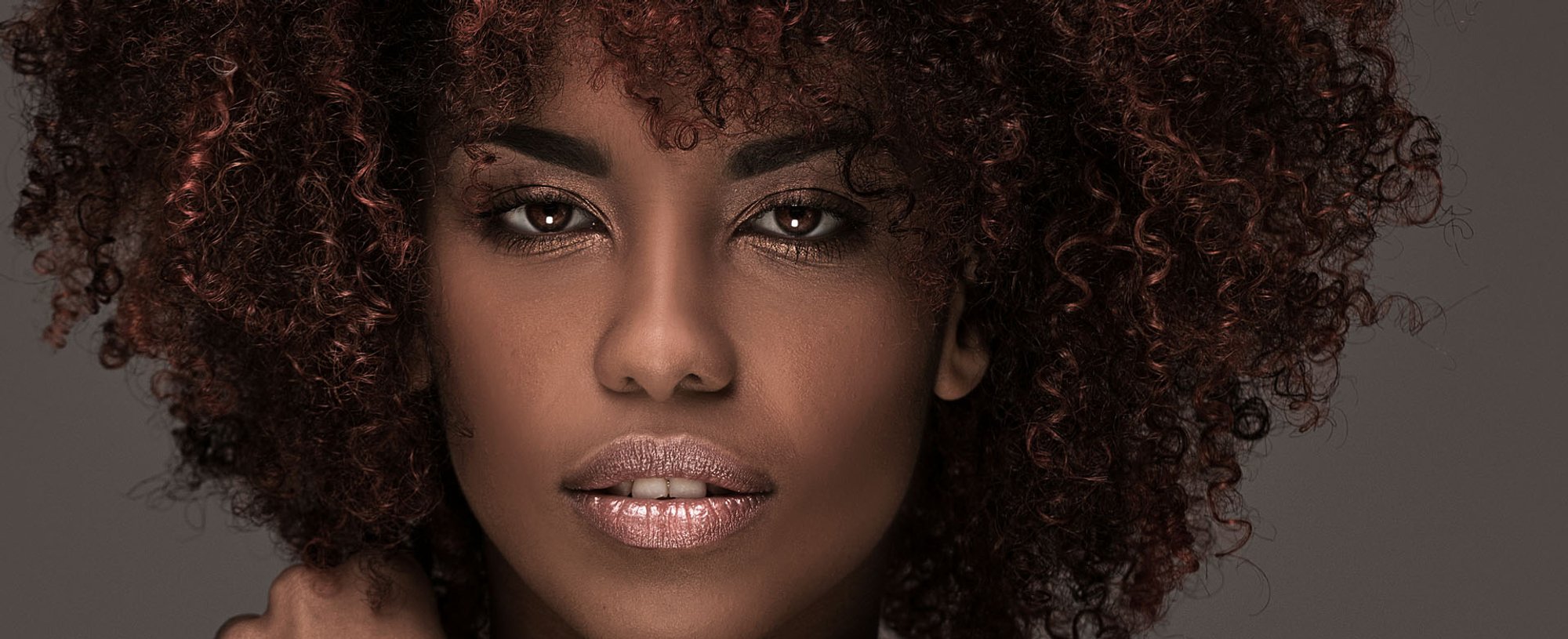 Negra Rosto Cabelo Crespo Com Luzes Vermelhas