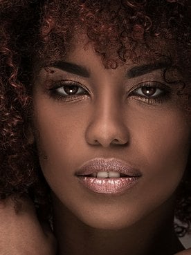 Negra Rosto Cabelo Crespo Com Luzes Vermelhas