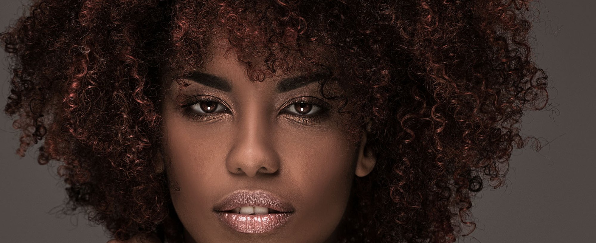 Negra Rosto Cabelo Crespo Com Luzes Vermelhas