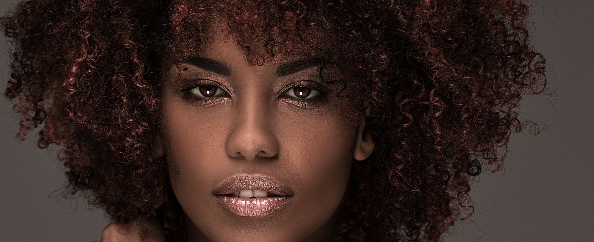 Negra Rosto Cabelo Crespo Com Luzes Vermelhas