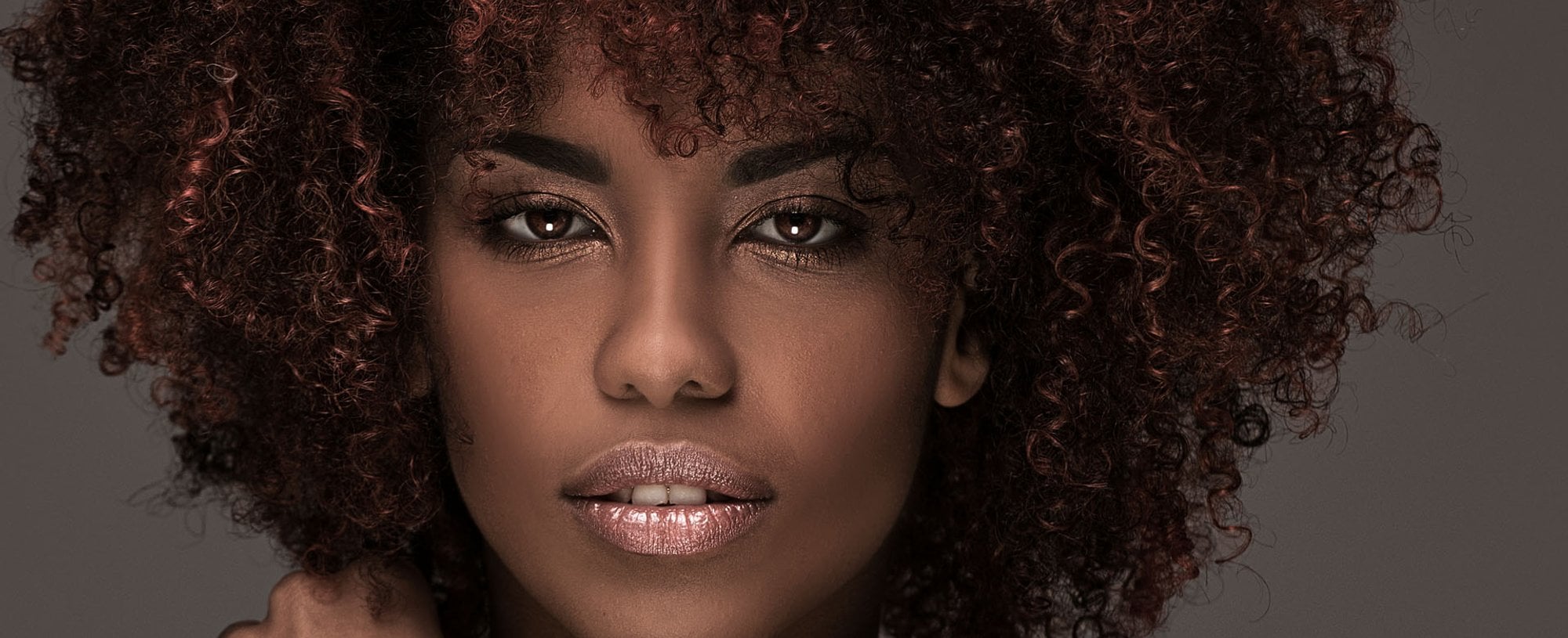 Negra Rosto Cabelo Crespo Com Luzes Vermelhas