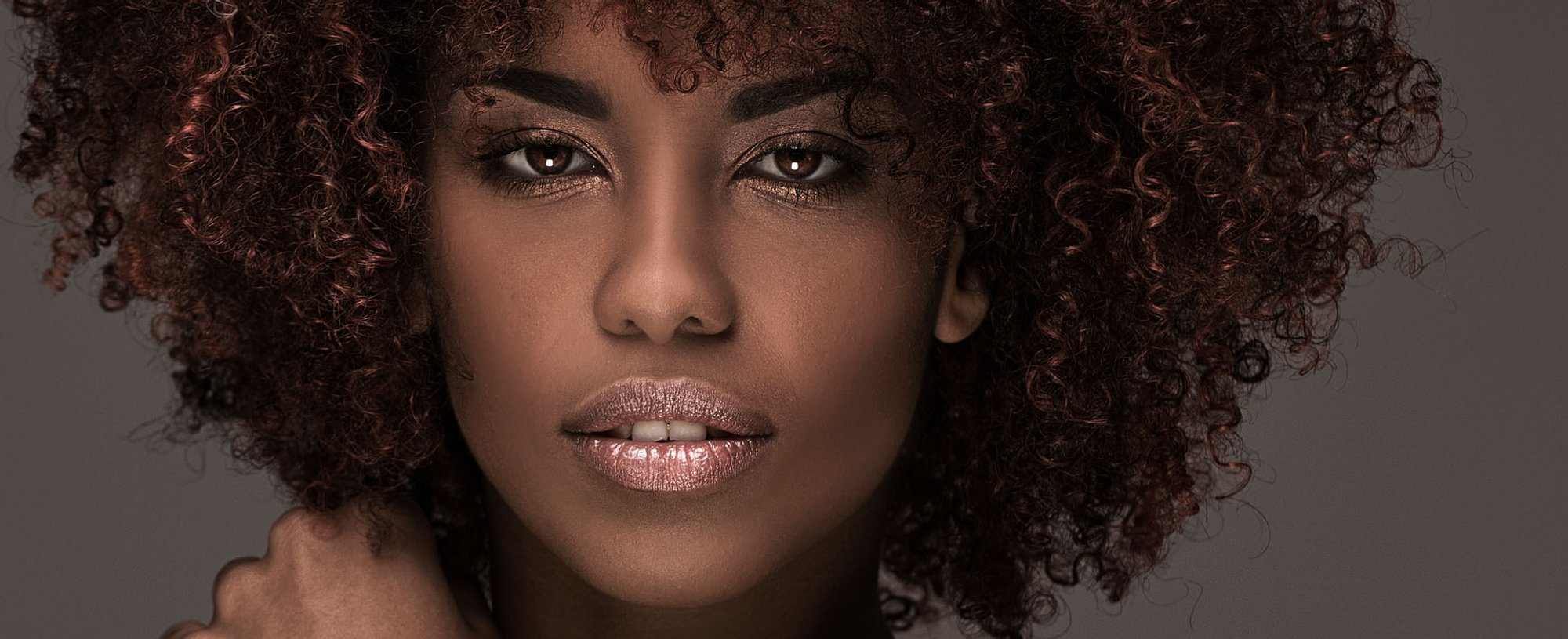 negra-rosto-cabelo-crespo-com-luzes-vermelhas