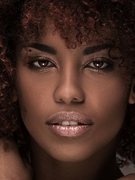 negra-rosto-cabelo-crespo-com-luzes-vermelhas