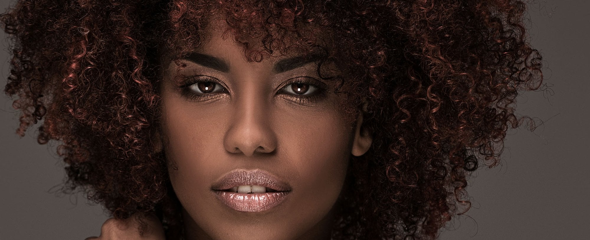 negra-rosto-cabelo-crespo-com-luzes-vermelhas