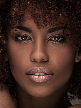 negra-rosto-cabelo-crespo-com-luzes-vermelhas