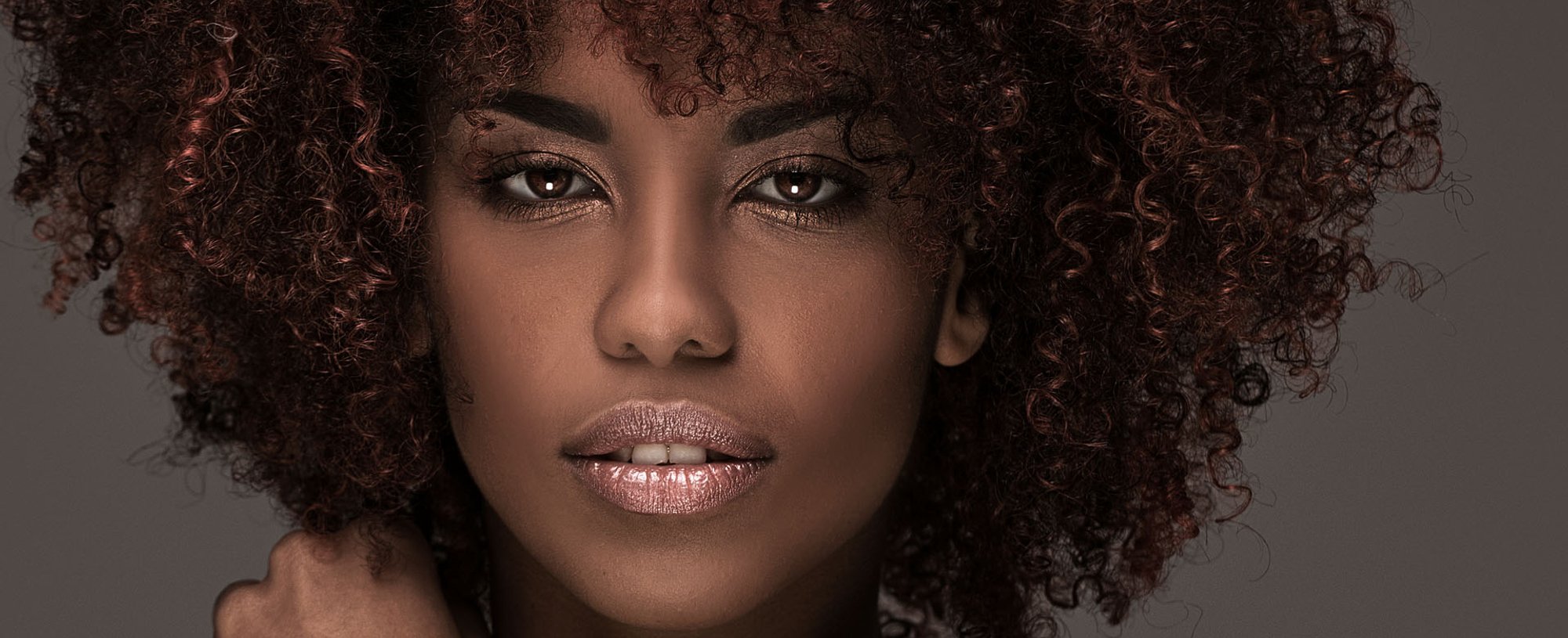 Negra Rosto Cabelo Crespo Com Luzes Vermelhas