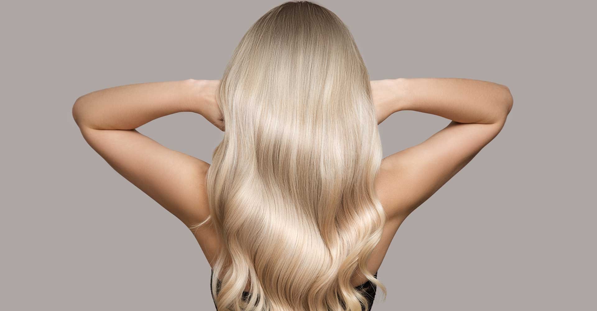 Modelo Com Cabelo Platinado Loira De Costas