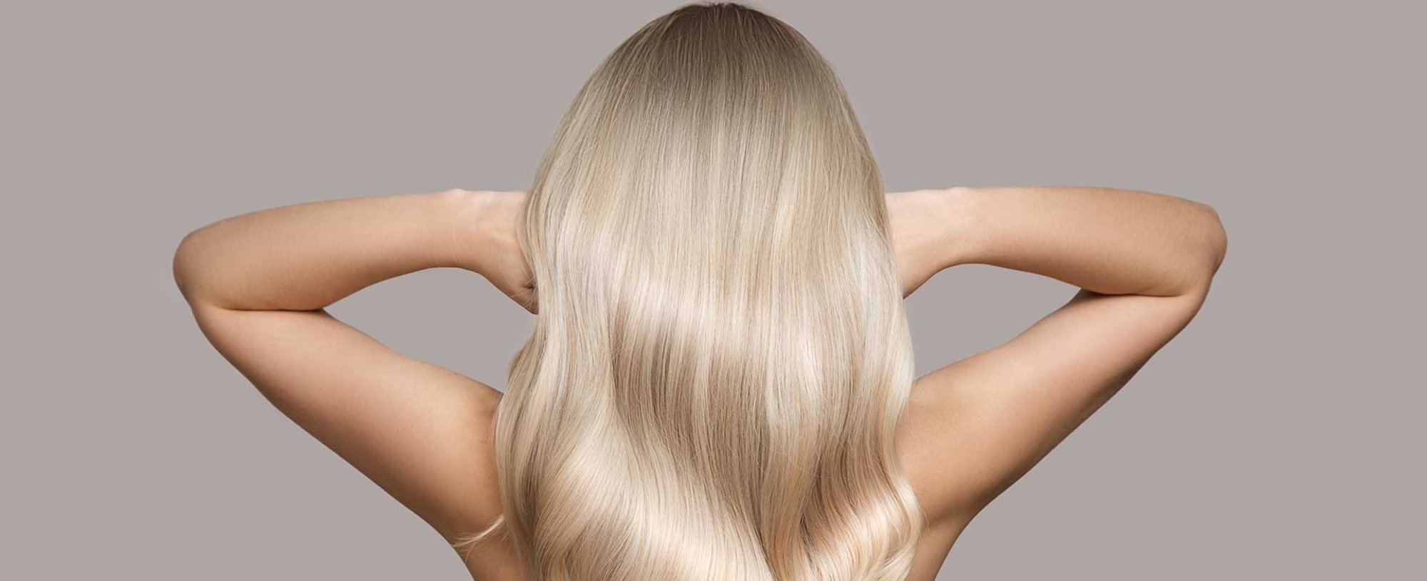 Modelo Com Cabelo Platinado Loira De Costas