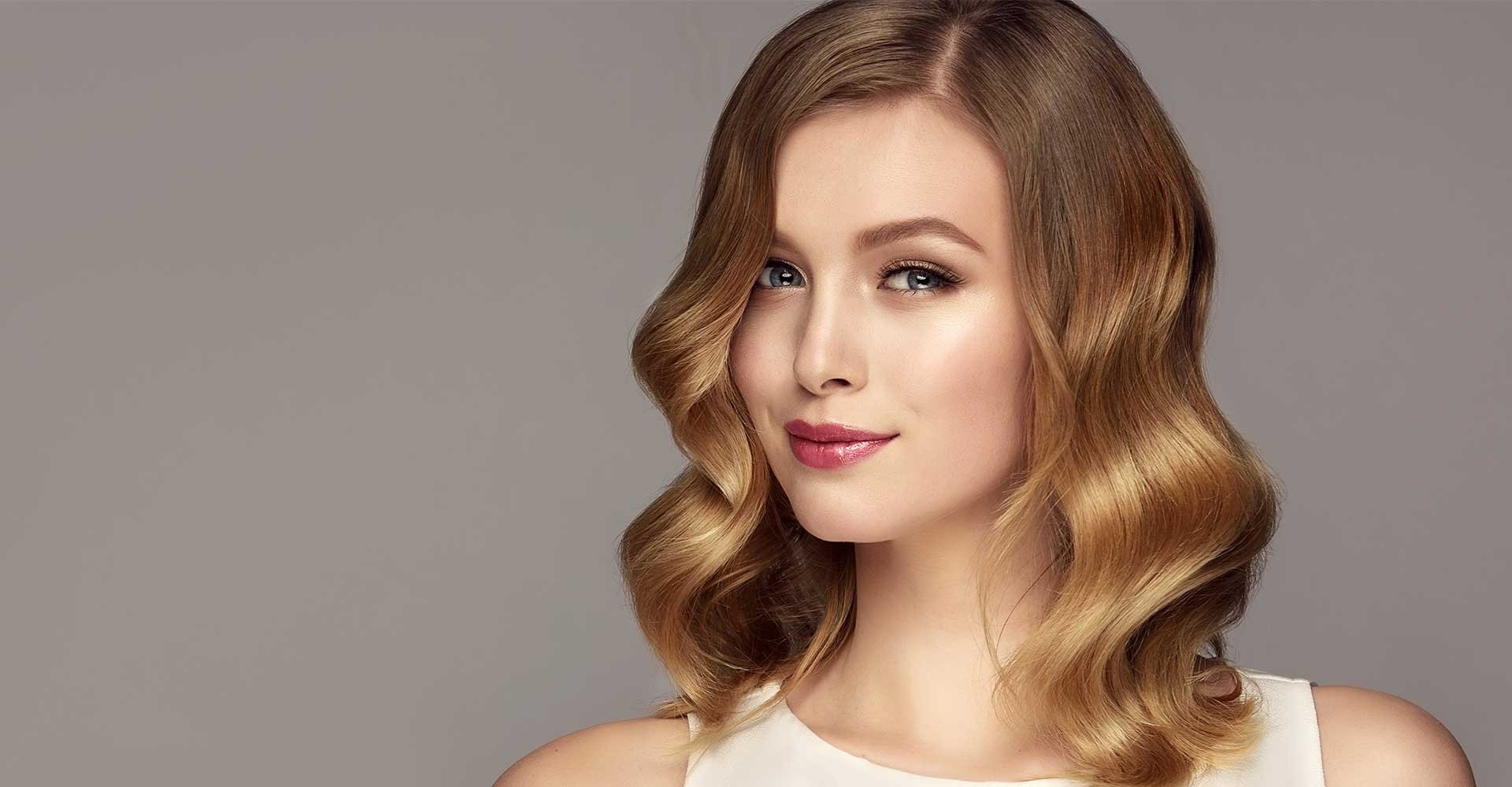 Modelo Com Cabelo Na Altura Do Ombro Ondulado E Volumoso