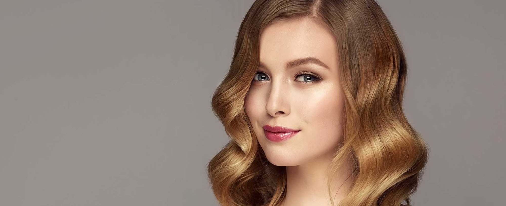 Modelo Com Cabelo Na Altura Do Ombro Ondulado E Volumoso