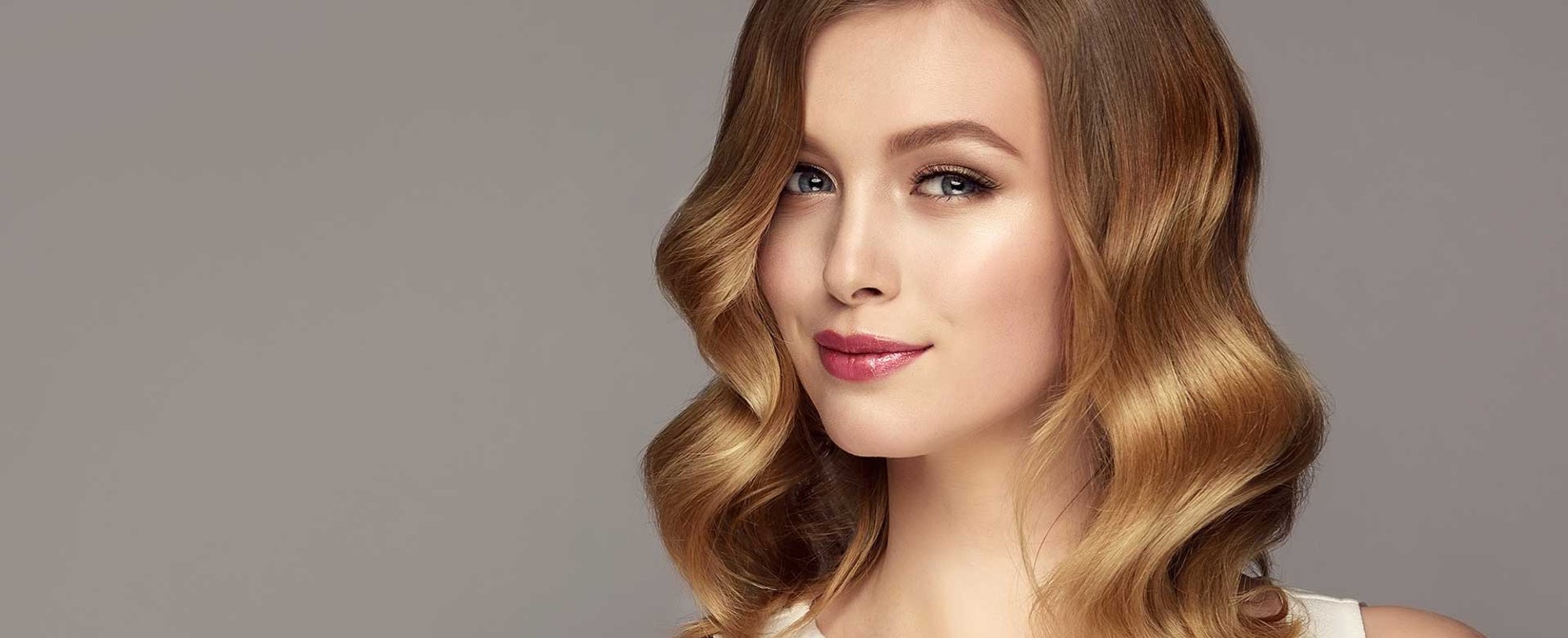 Modelo Com Cabelo Na Altura Do Ombro Ondulado E Volumoso