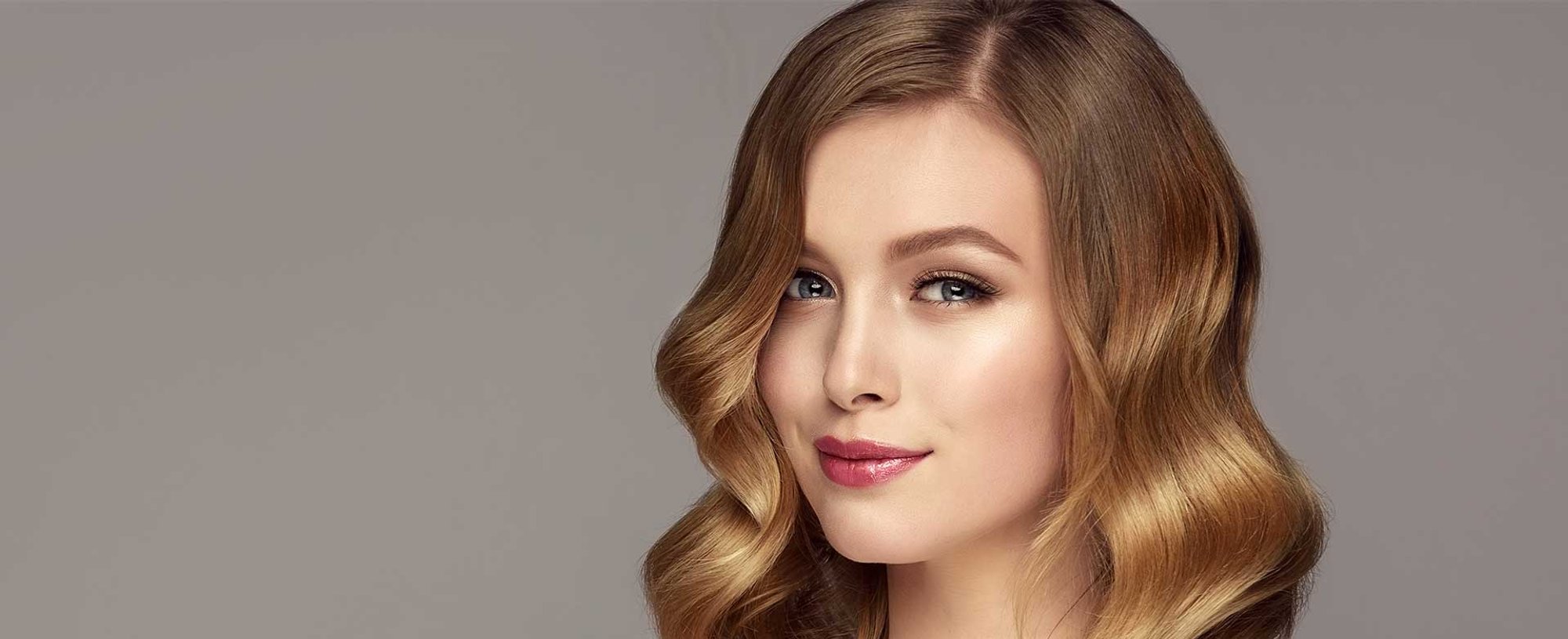 Modelo Com Cabelo Na Altura Do Ombro Ondulado E Volumoso