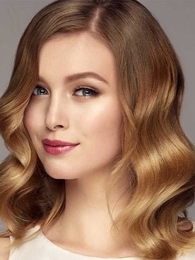 Modelo Com Cabelo Na Altura Do Ombro Ondulado E Volumoso