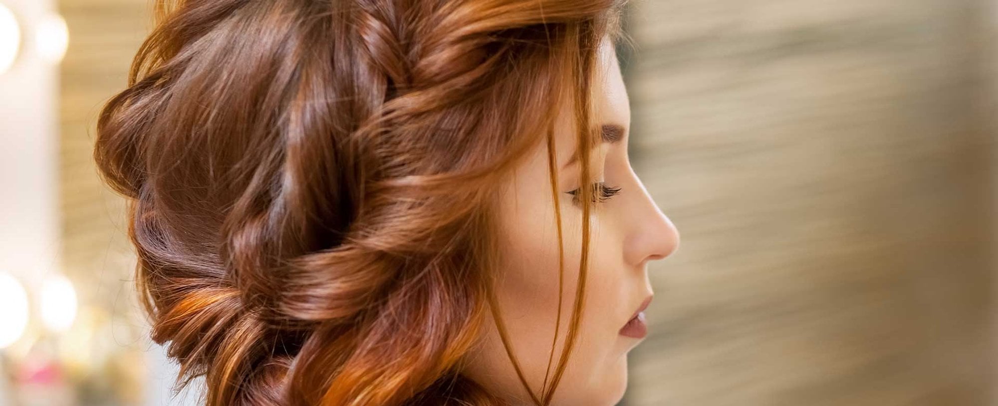 Modelo Ruiva Com Tranas Em Seu Cabelo