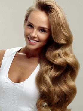 Modelo Sorrindo Com Seu Cabelo Longo E Solto