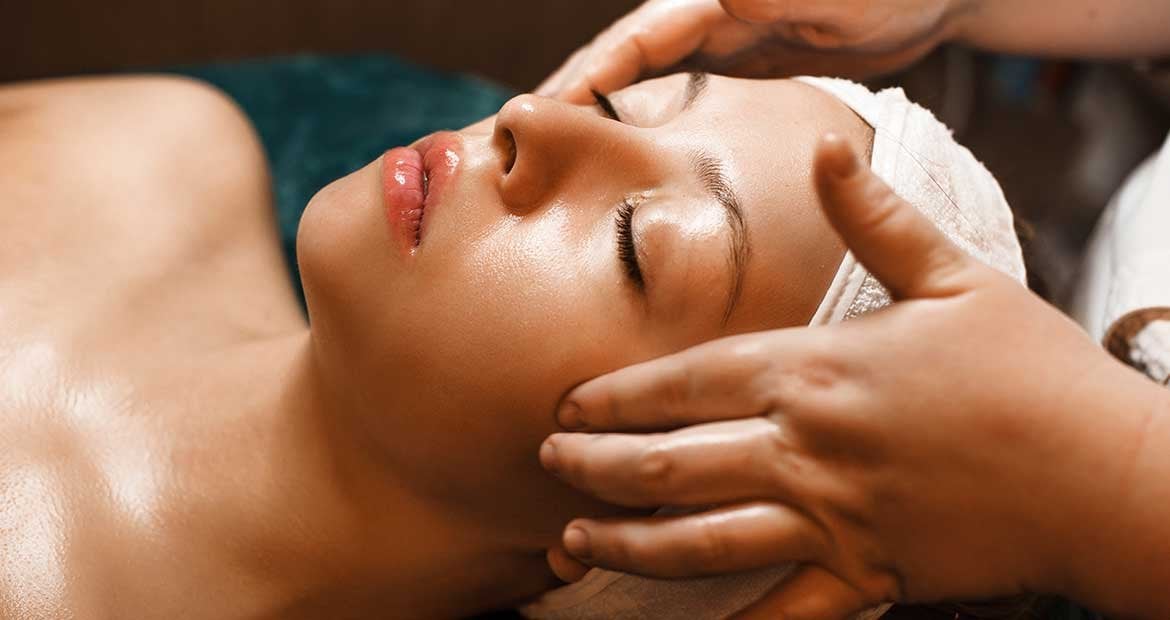 Imagem de mulher fazendo tratamento no rosto