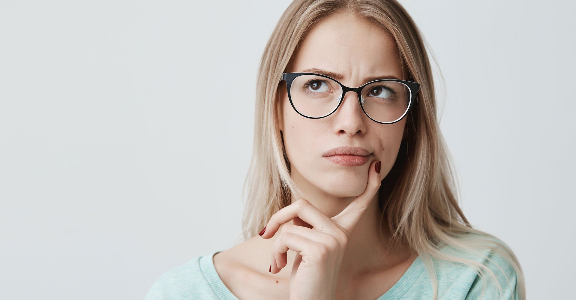 Mulher Loira Com Culos Com As Mos No Canto Dos Labios Pensando