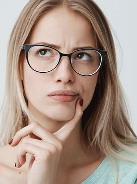 Mulher Loira Com Culos Com As Mos No Canto Dos Labios Pensando