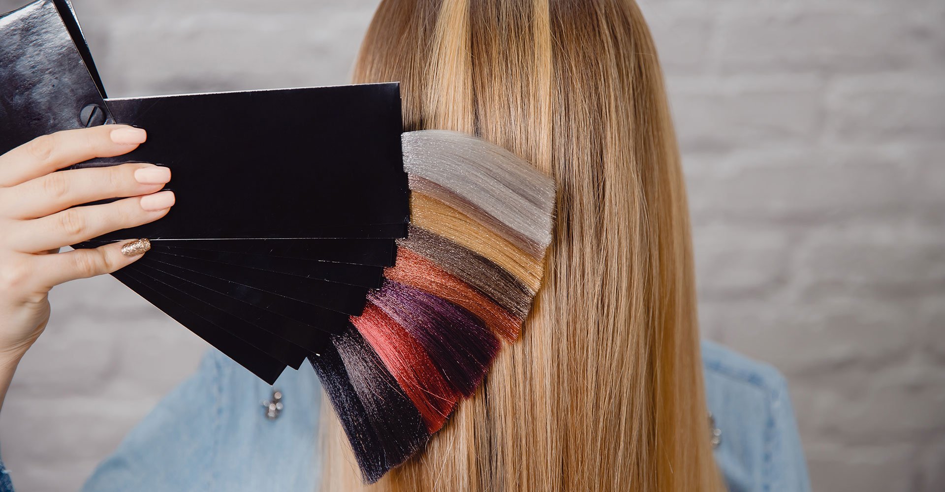 Profissional Demonstrando Diferentes Tons E Cores De Cabelo Enquanto Compara Com Um Loiro Da Modelo