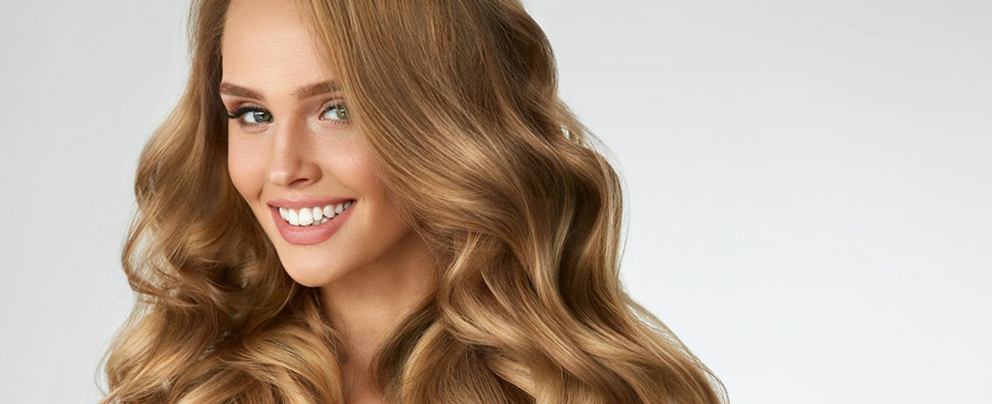 Modelo com cabelo castanho com luzes